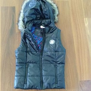Puffed black vest